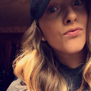 Meet your Posher, Elise